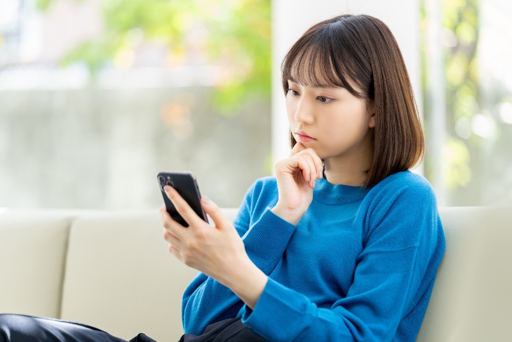 携帯を見る女性