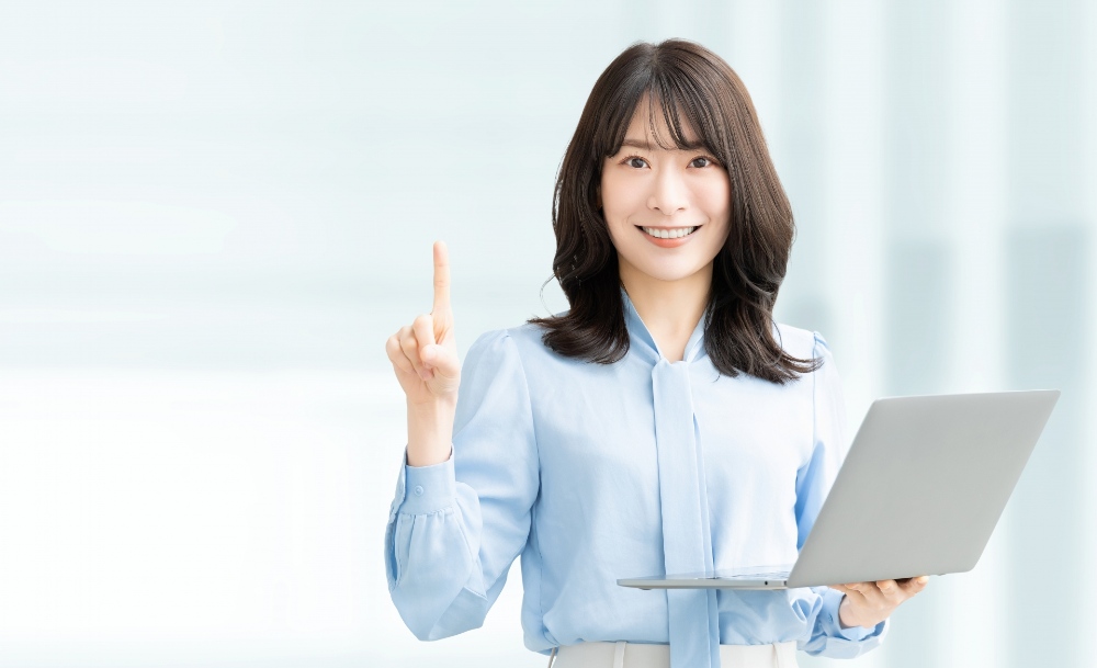 パソコンを持った女性