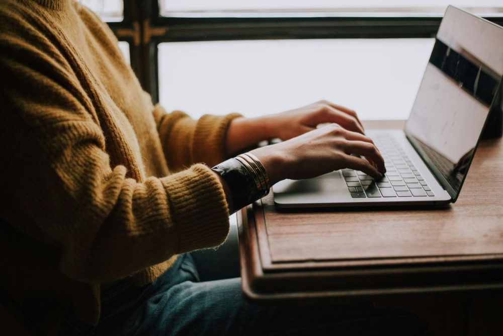 ネットリテラシーが低い社員の特徴とは？企業に生じるリスクや対処法を紹介