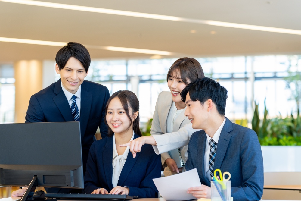 パソコンを見る人々