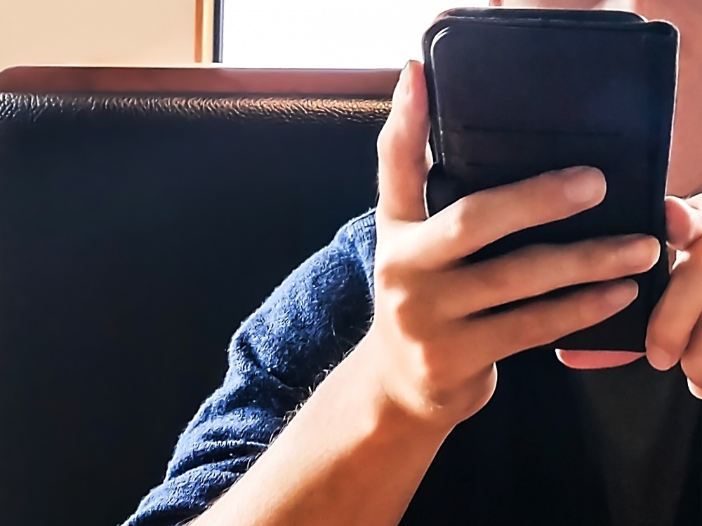 スマホを見る人