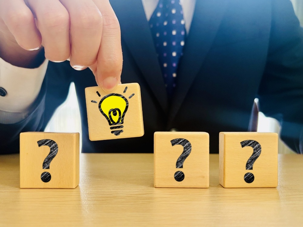 電球のコマをもつ人