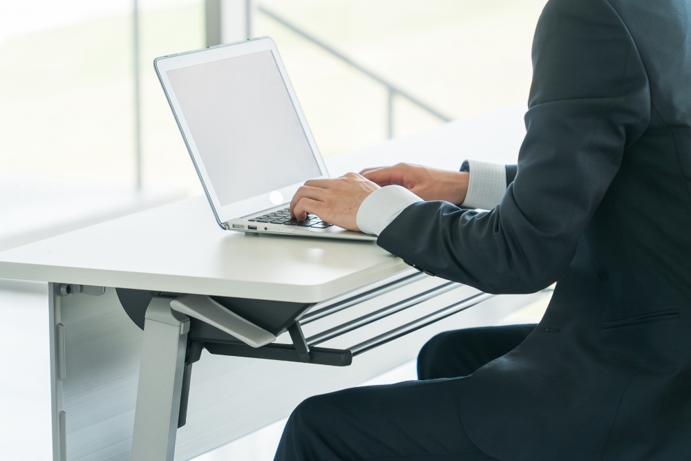 パソコンを操作する人