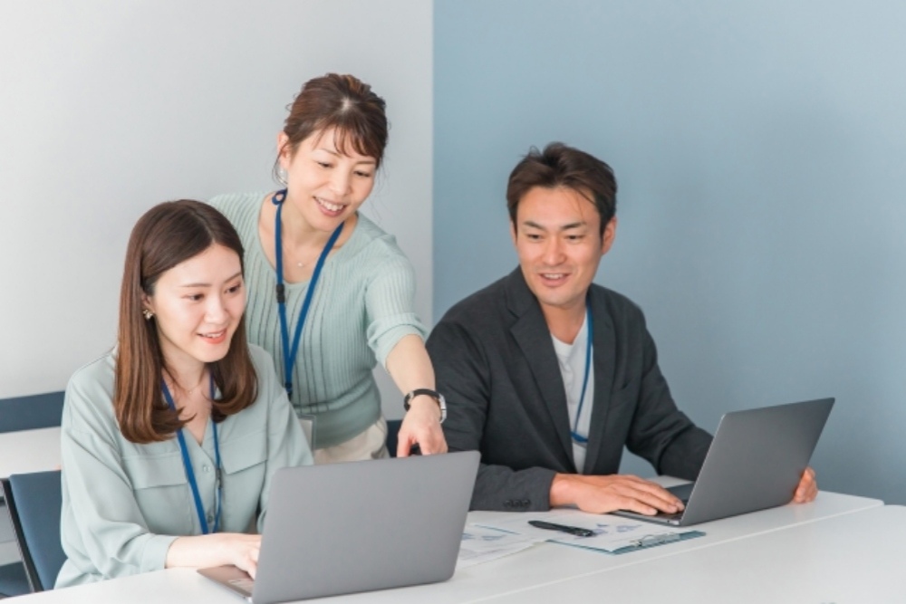 パソコンを見る人