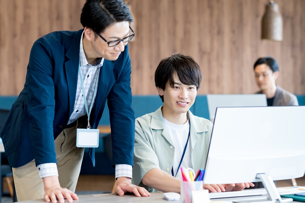 パソコンを見る人