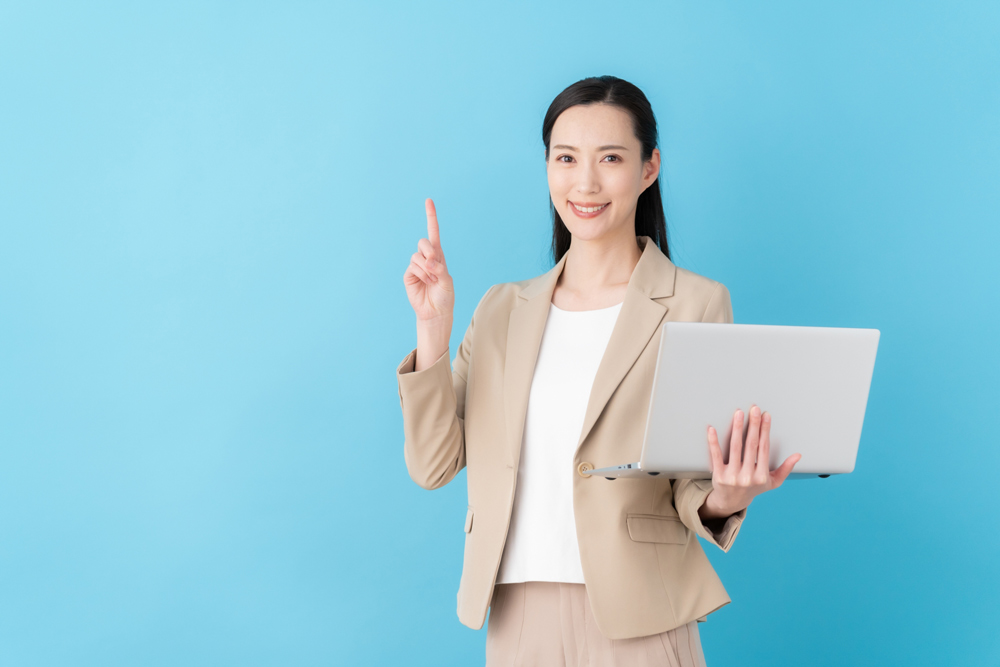 パソコンを持つ女性
