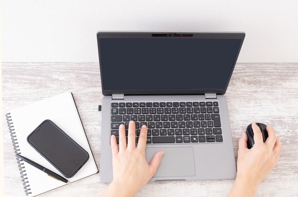 パソコンを操作する手