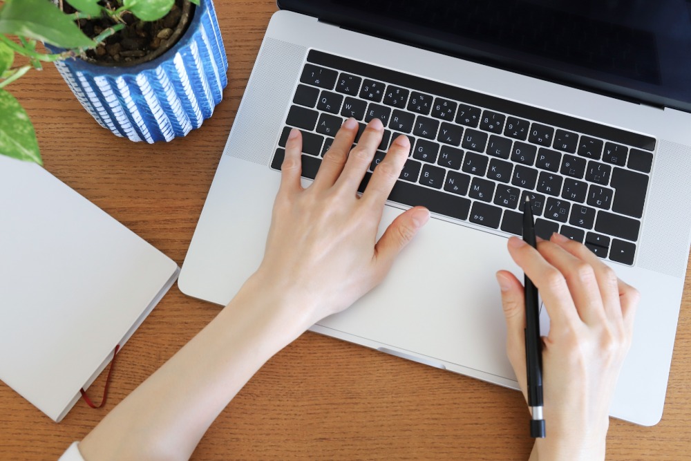 パソコンを操作する人