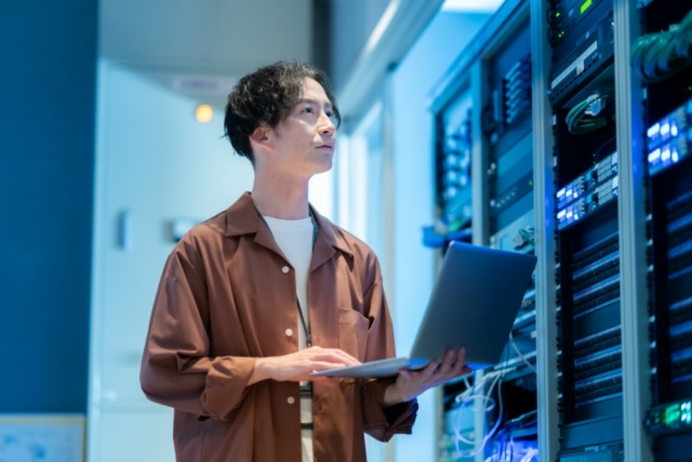 パソコンを持つ男性