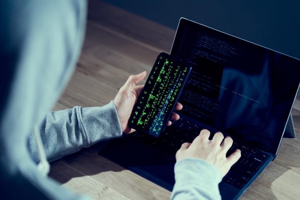 パソコンを操作する人