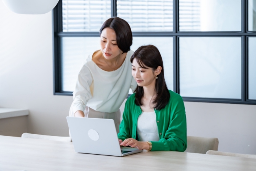 パソコンを見る2人の女性