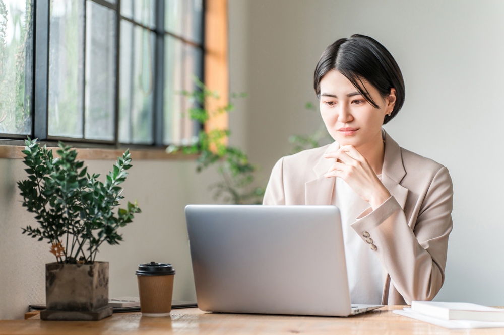 パソコンを見る女性