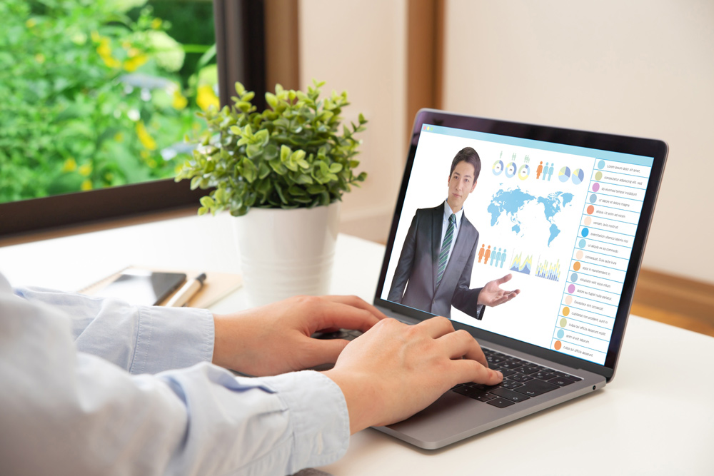 パソコンを操作する人