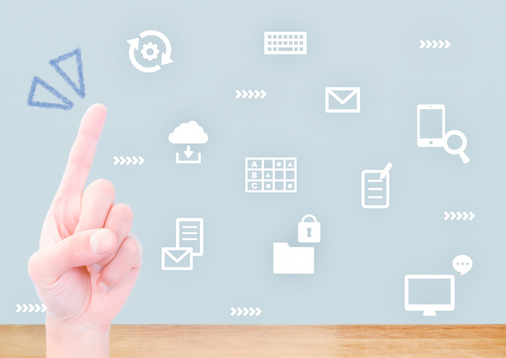 マークを指す指