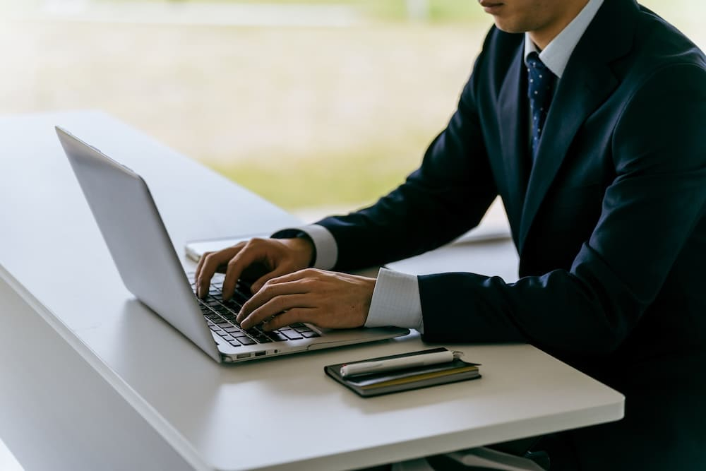 パソコンを操作する人