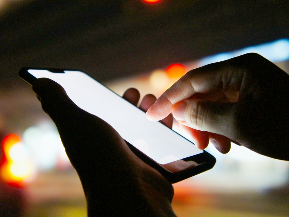 スマホを操作する人
