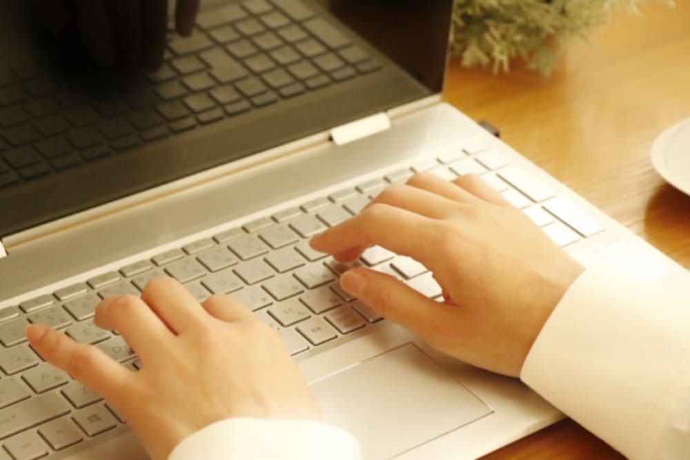 パソコンを操作する手