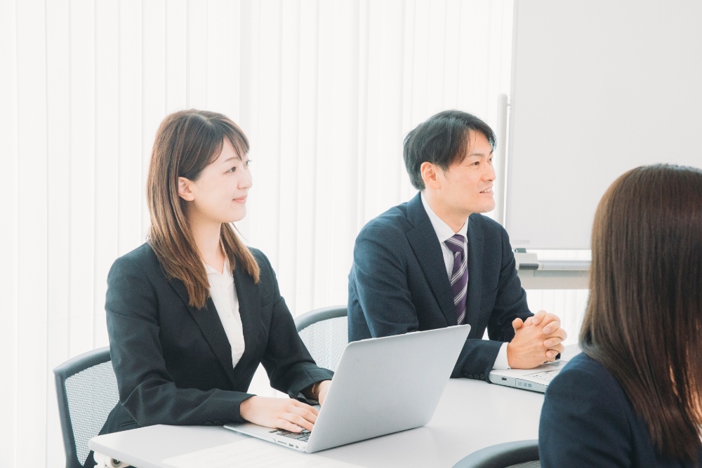 話を聞く会社員