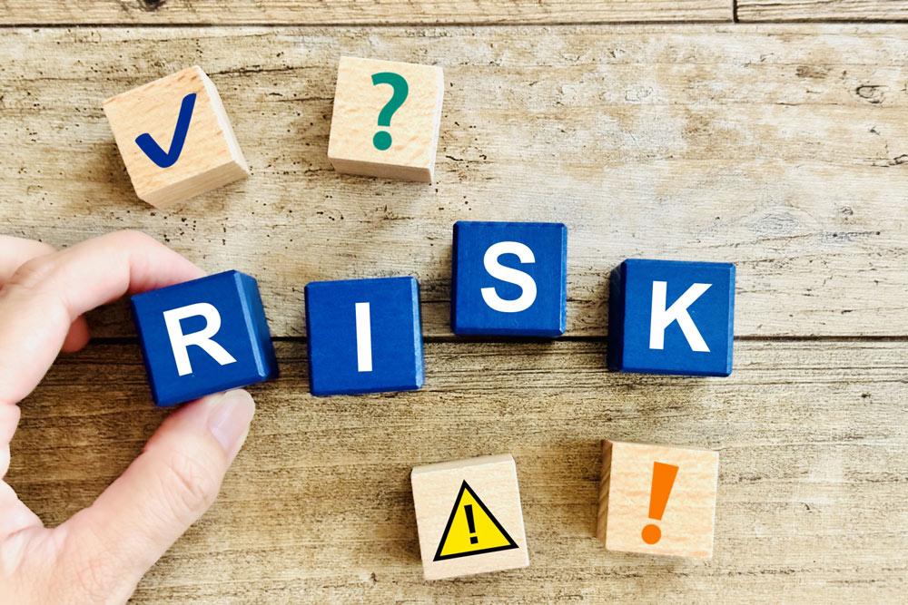 リスクマネジメントとリスクヘッジの違いとは？重要性や具体的な手法を解説