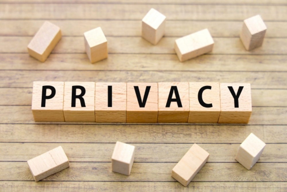 プライバシー侵害とは？損害賠償や刑事罰などの企業リスクや対策も解説