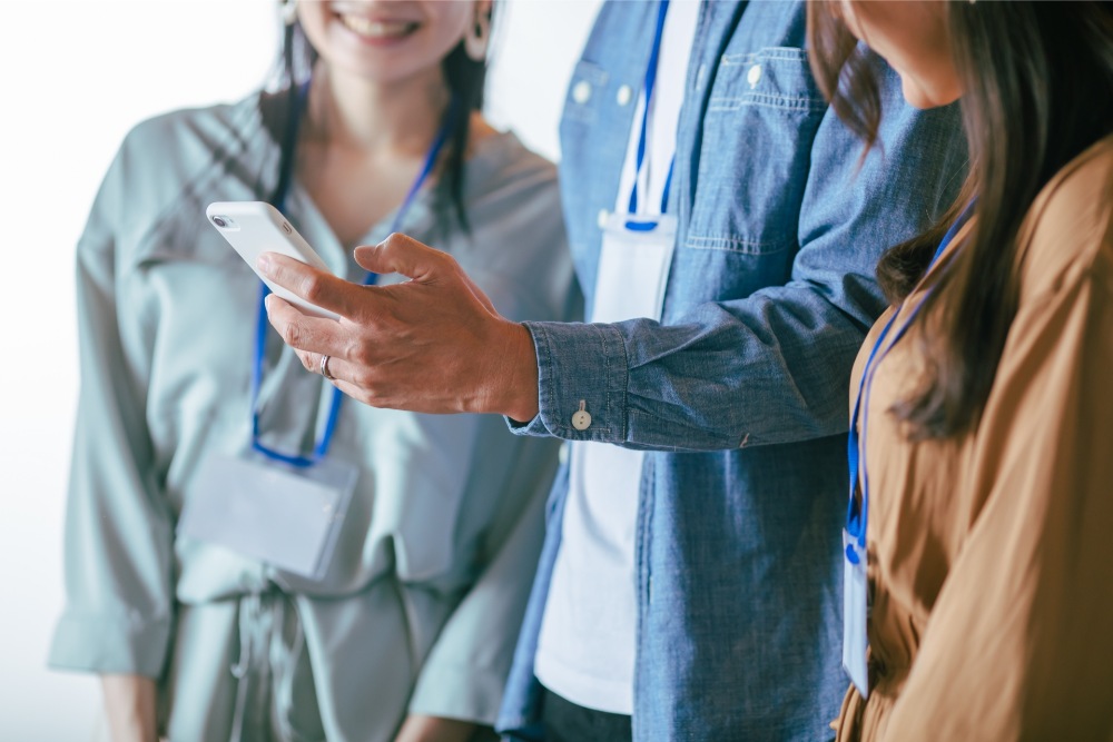 携帯を見る人々