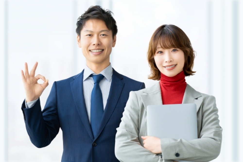 OKマークをする男性と笑顔の女性